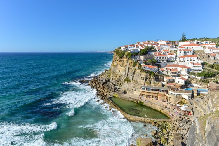 Azenhas do Mar dans le parc national de Sintra. - © Chanclos - Shutterstock.com