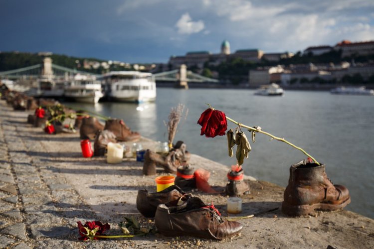 Les chaussures au bord du Danube - © Evgeny Popov - shutterstock.com