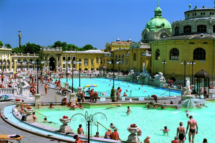 Les bains Széchenyi dans le Bois-de-la-Ville - © Author's image