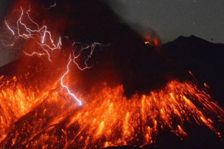L'éruption spectaculaire du volcan Sakurajima