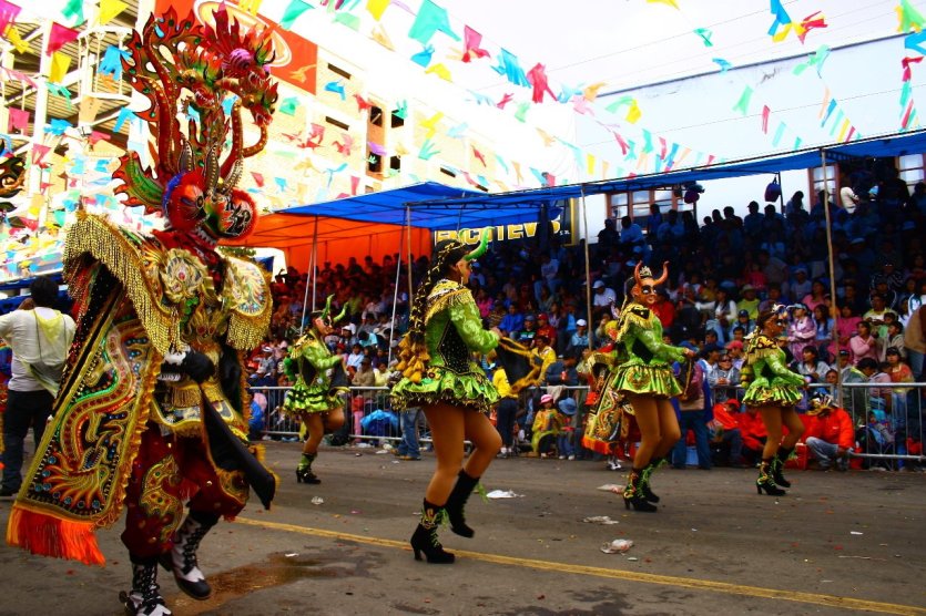 Défilé dans la rue principale d'Oruro - © Julie OLAGNOL