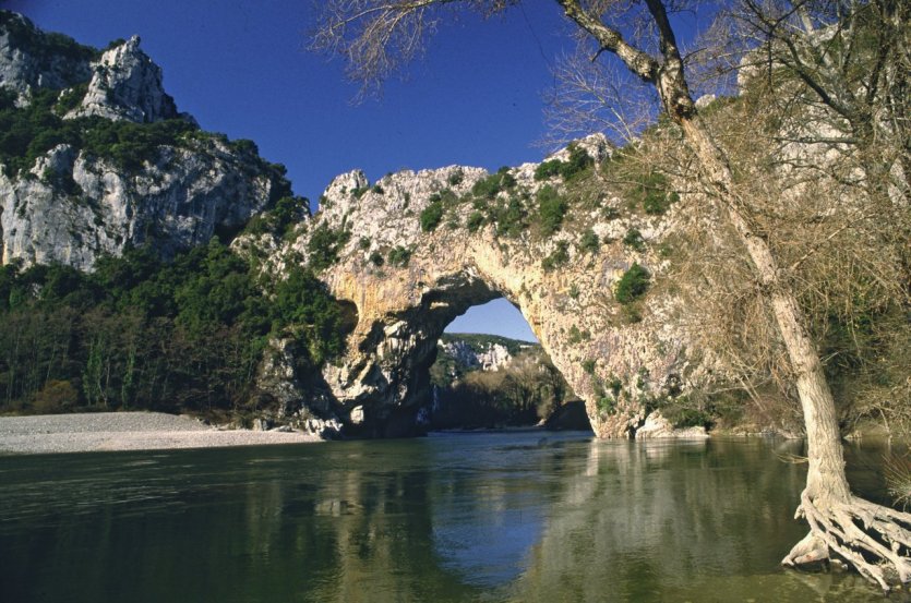 - © VALÉRY D'AMBOISE