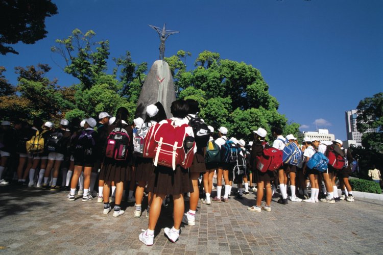 Ecoliers visitant le mémorial d'Hiroshima. - © Yukiko Yamanote - Iconotec