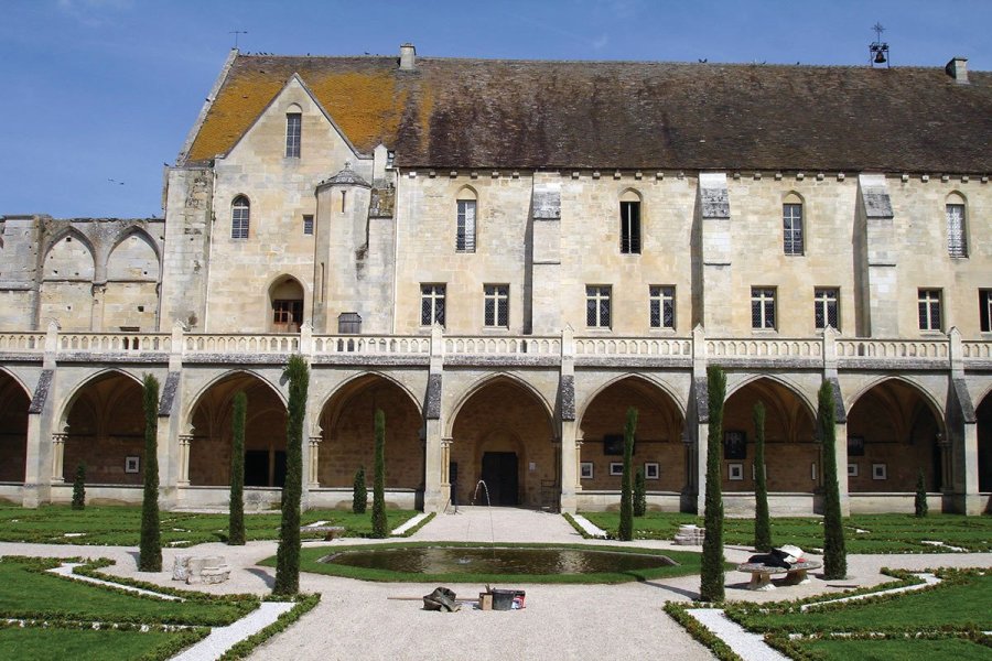 L'abbaye de Royaumont se fait plastiquer