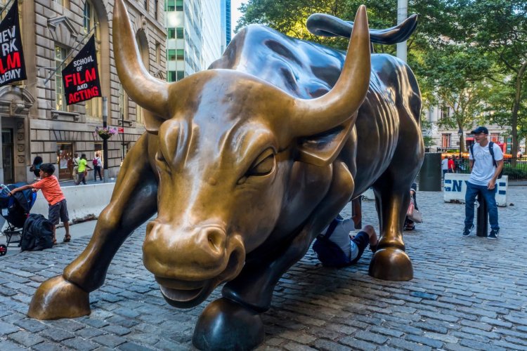 Wall Street Bull - © R Scapinello - Shutterstock.com