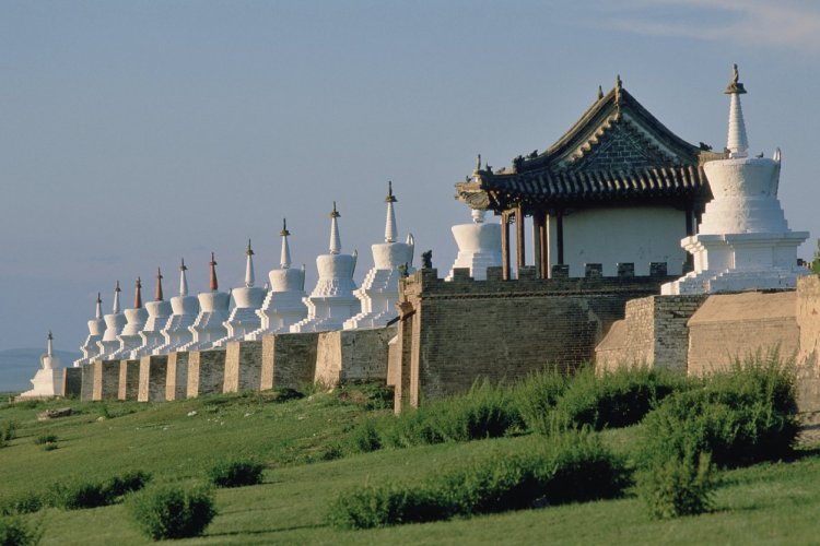 Monastère d'Erdene Züü, mur extérieur avec 108 stupas. - © Eric Martin - Iconotec