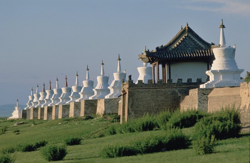 Monastère d'Erdene Züü, mur extérieur avec 108 stupas. - © Eric Martin - Iconotec