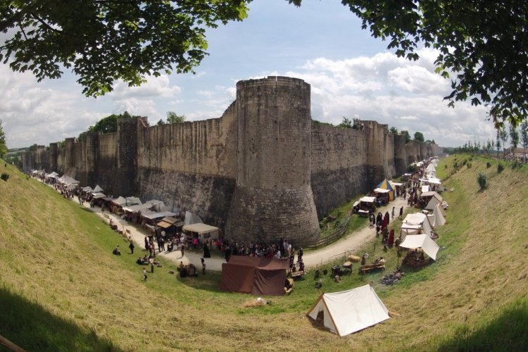 - © Provins-JFBenard