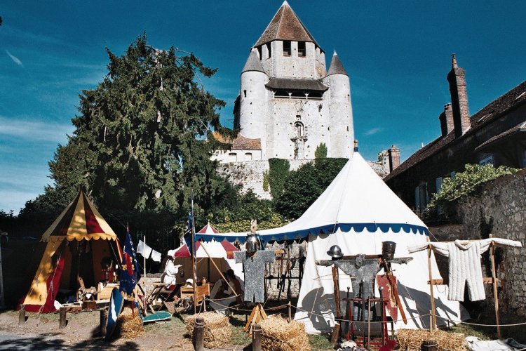 - © Provins