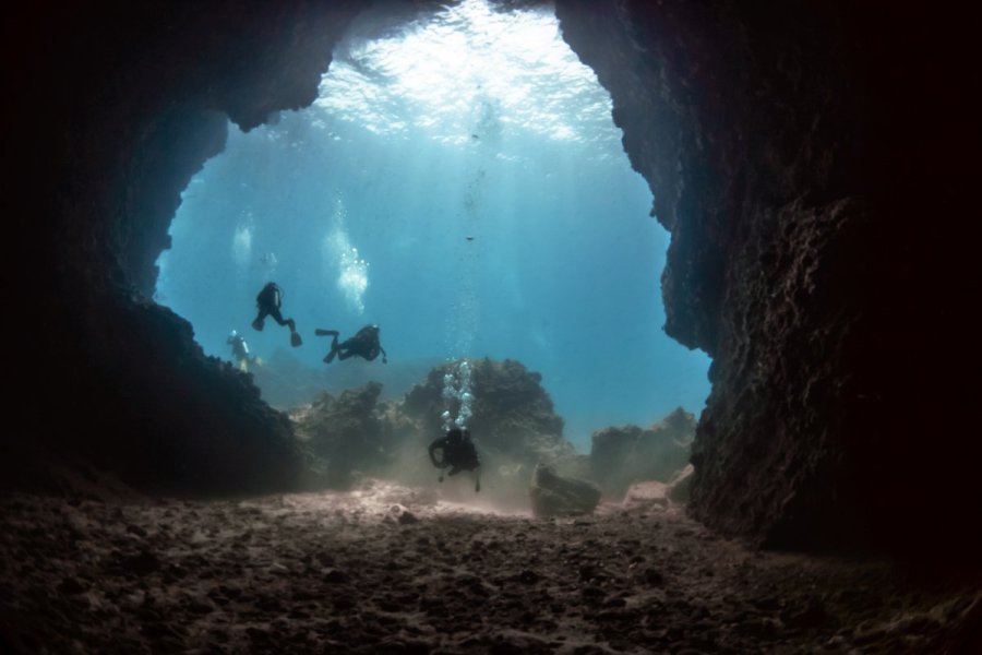 Plongeurs dans une grotte sous-marine du Mu Ko Lanta National Park.