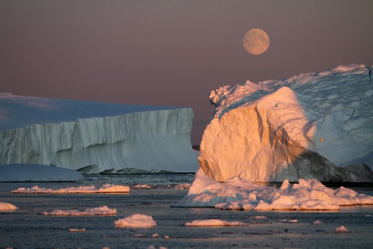 Croisière nocturne dans la Baie de Disko - © Stéphan SZEREMETA