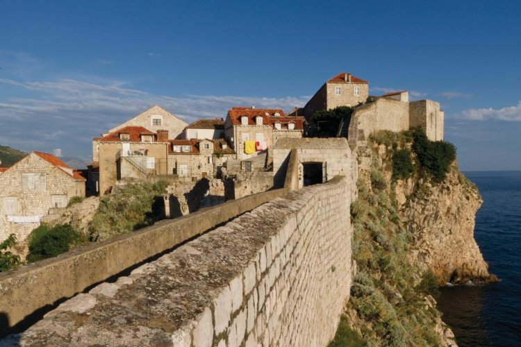 Promenade sur les chemins de rondes des remparts. - © Lawrence BANAHAN - Author's Image