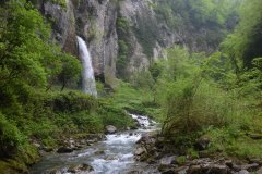 En plein milieu des gorges de Kakuetta coule une somptueuse cascade. (© Jean  POUSTIS)