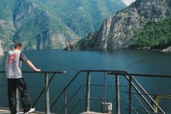 Croisière sur le lac de Koman.