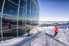 Skieurs sur la colline de Chopok