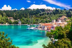 Le village de Lakka.
