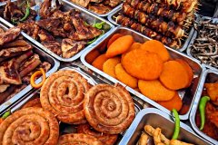 Produits typiquement roumains sur le marché de Timișoara.