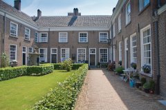 Le Begijnhof de Breda et sa cour impeccable.