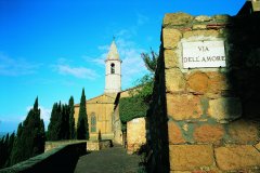 La via dell'Amore menant à la cathédrale de Pienza.