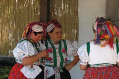 Femmes en costume traditionnel.