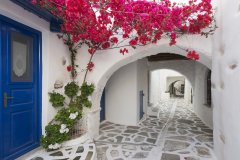 Dans les ruelles de Parikia.