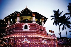 Fête de la Perahera, temple de la Dent illuminé