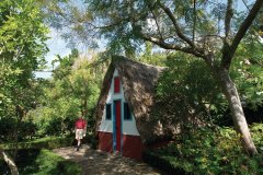 Jardin botanique, maison traditionnelle.