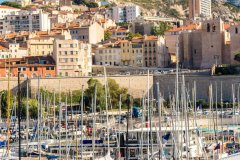 Vue sur le Vieux-Port et la Basilique Notre-Dame-de-la-Garde. (© S-F - Shutterstock.com)