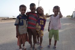 Groupe d'enfants prenant la pose en bordure du port.