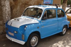 Ancien modèle de voiture Fiat, aujourd'hui uniquement utilisé comme auto-école !
