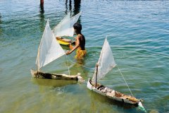 Enfants jouant avec des modèles réduits de felouques faits à la maison sur le Nil.