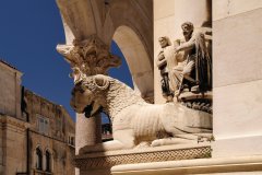 Statue de lion, gardien à l'entrée de la cathédrale de Saint-Domnius.
