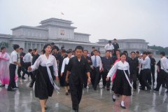 Jeunes Coréens devant le palais mémorial de Kumsusan.