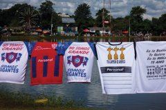 Vente de maillots de divers clubs de foot à Ità.