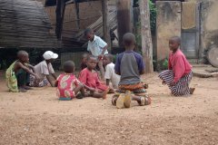 Enfants dans une cour.