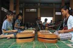 Jeunes filles jouant du khim, un instrument traditionnel.