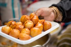 Les petits beignets ronds appelés lukeimat. (© Mumtaz Photography - Shutterstock.com)