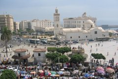 La place des Martyrs et la mosquée El Djedid.