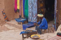 Vendeur de bijoux à Ait Ben Haddou.