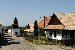 Église et maisons traditionnelles de Hollókő.