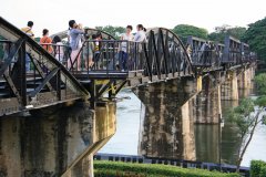 Touristes sur le pont de la rivière Kwai.
