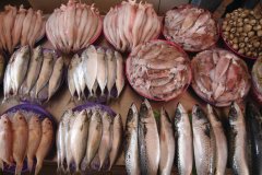 Etalages de poissons sur le marché alimentaire de Serian