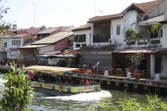 Bateau sur la rivière Sungei Melaka qui traverse la vieille ville