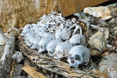 Crânes et ossements conservés sur le lac Kutubu lors de rituels funéraires. (© Philippe Gigliotti)