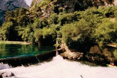 Kayaks à Fontaine-de-Vaucluse (© VINCENT FORMICA)