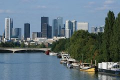 Boulogne-Billancourt, vue sur le quartier de la Défense depuis les quais du Bois de Boulogne (© Stéphan SZEREMETA)