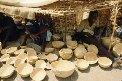 Vaisselle faite de calebasses au marché