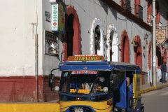 Transports urbains dans le centre de Puno. (© Stéphan SZEREMETA)