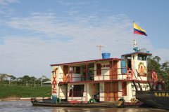 Le drapeau équatorien flotte sur chaque embarcation.