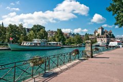 Les berges du Thiou - Annecy (© UOLIR - FOTOLIA)